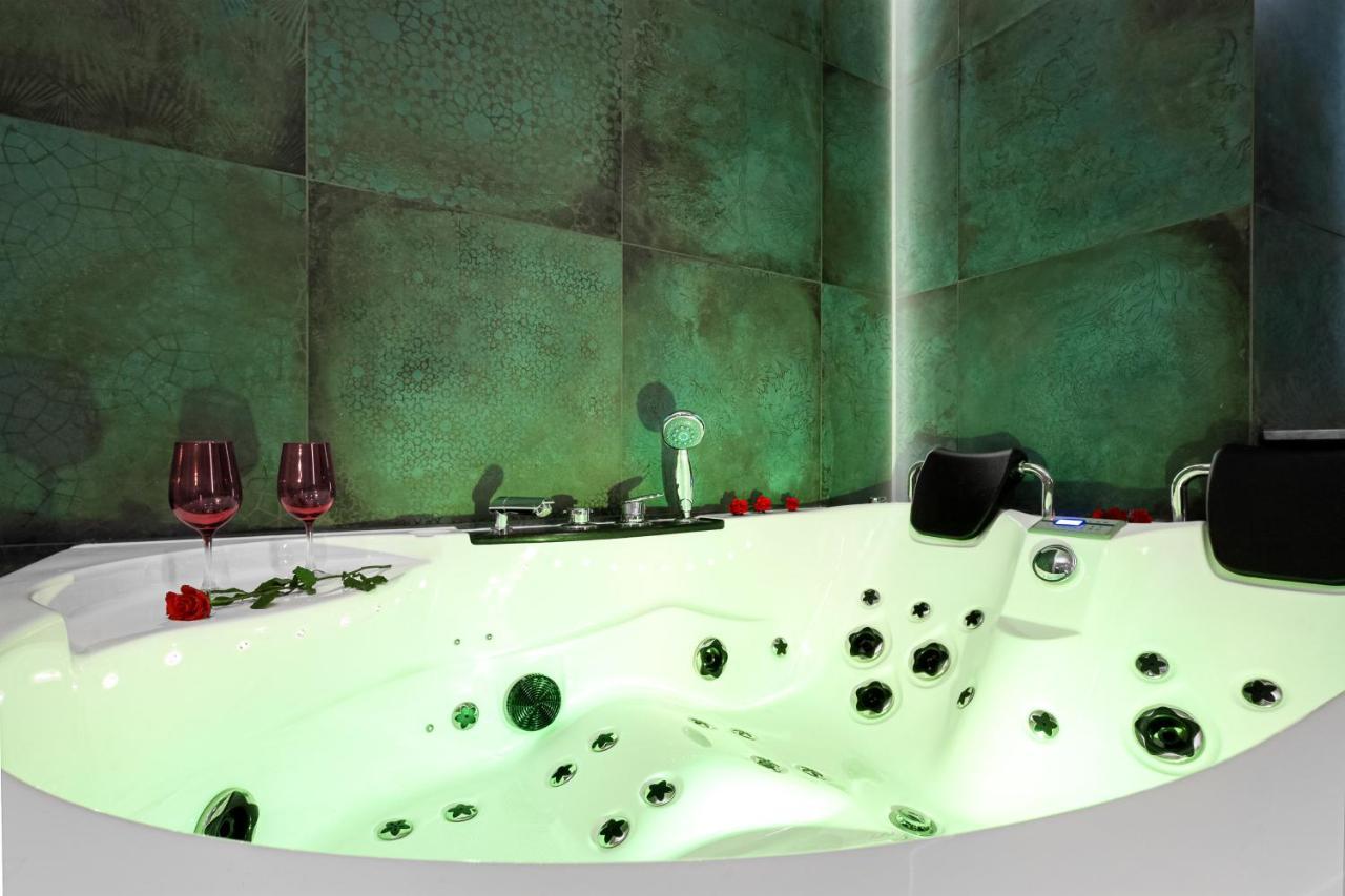 Jacuzzi&bike Apartment,
