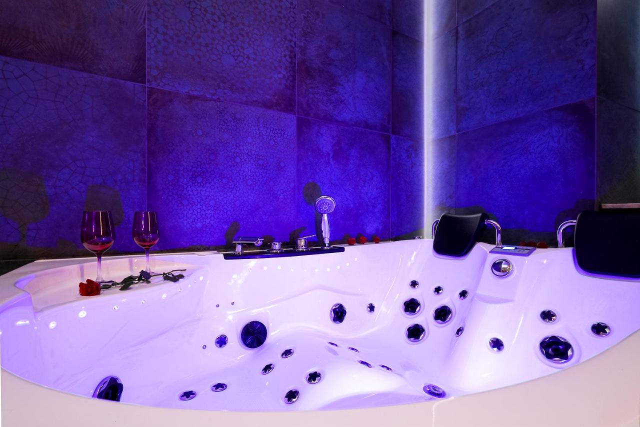 Jacuzzi & Bike Apartment, *